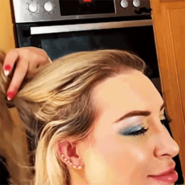 Getting My Hair Done Tracy Kiss GIF - Getting My Hair Done Tracy Kiss Styling My Hair GIFs