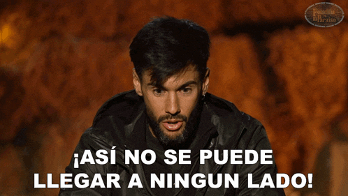 a man with a beard says así no se puede llegar a ningún lado