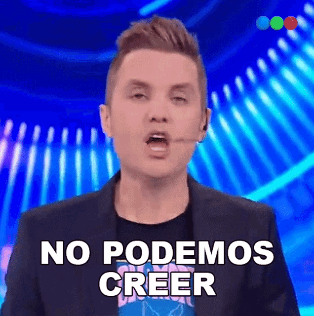 a man in a suit says " no podemos creer " in front of a blue background