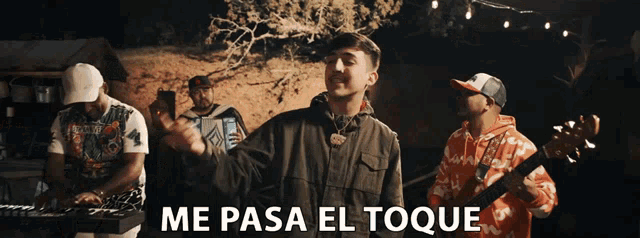 a man playing a guitar with the words me pasa el toque written below him