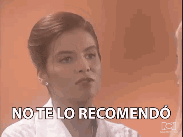 a woman in a white lab coat says " no te lo recomendo "