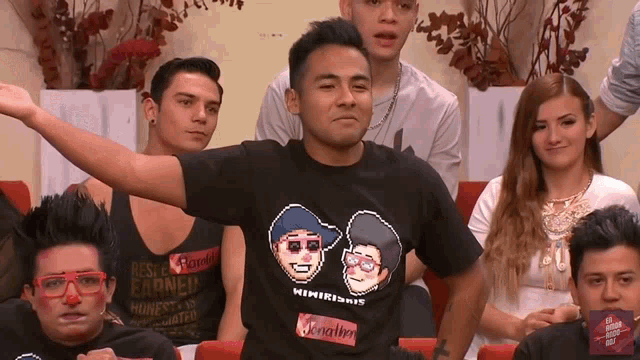 a man wearing a t-shirt that says mimirios