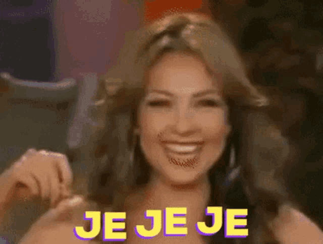 a woman is smiling and says je je je