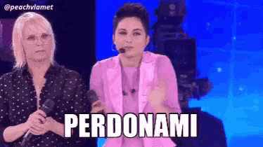 a woman in a pink jacket is holding a microphone and the word perdonami is on the screen