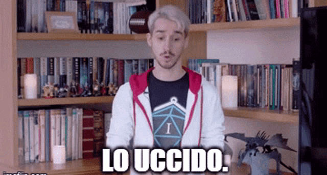 a man standing in front of a bookshelf with the words lo uccido