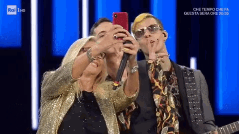 a group of people are taking a selfie on rai 1