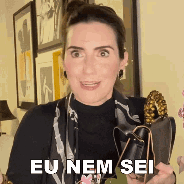 a woman holding a purse with eu nem sei written on the bottom