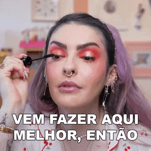 a woman with purple hair is applying mascara and the caption says vem fazer aqui melhor então