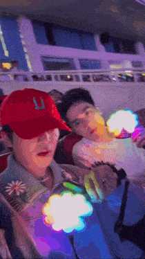 a man wearing a red hat with the letter l on it