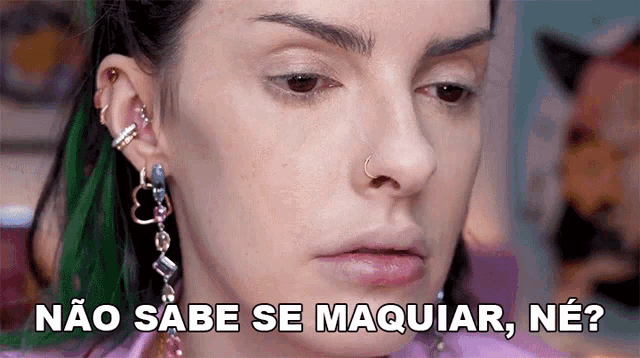 a close up of a woman 's face with the words " não sabe se maquiar , ne ? " below her