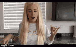 a woman with blonde hair is wearing a white t-shirt that says je suis a reine