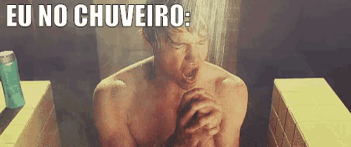 a shirtless man taking a shower with the words eu no chuveiro above him