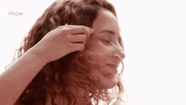 a close up of a woman 's face with rtve.es written on the bottom right