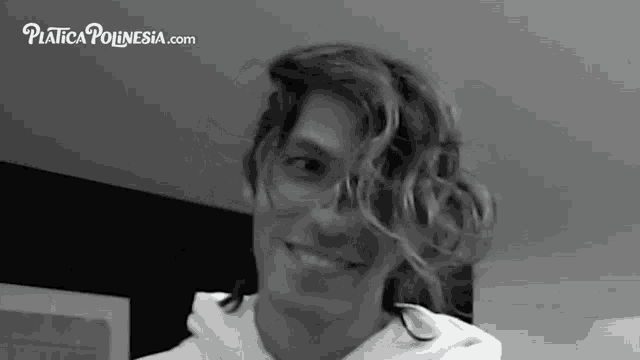 a black and white photo of a man with the website platica polinesia.com visible