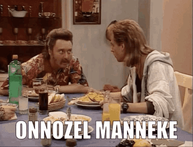 two men are sitting at a table with the words onnozel manneke written above them