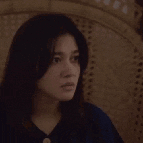 a woman with a surprised look on her face and the words jangan bahasa inggris anjing below her