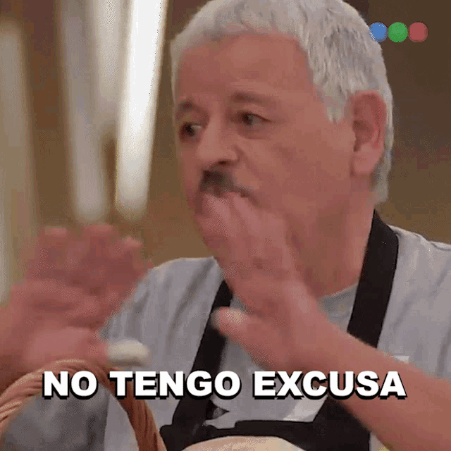 a man in an apron says no tengo excusa in a foreign language