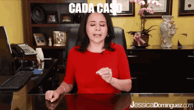 a woman sitting at a desk with the words " cada caso " on the top