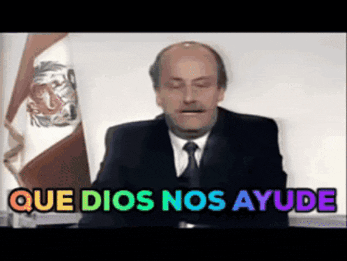 a man in a suit and tie is saying que dios nos ayuda