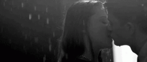 Kiss Kissing In Rain GIF - Kiss Kissing In Rain Rain GIFs