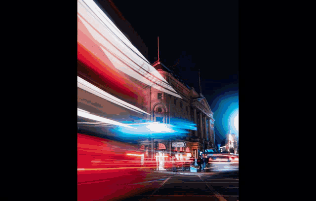 a blurry picture of a building with a sign that says ' theatre '
