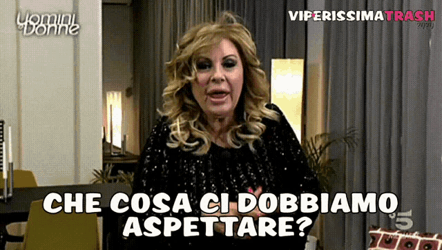 a woman says che cosa ci dobbiamo aspettare on a screen