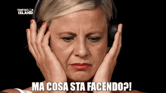a woman wearing headphones with the words ma cosa sta facendo written above her