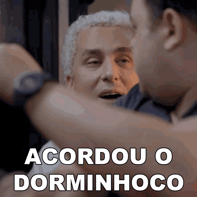 two men hugging each other with the words acordou o dorminhoco written above them