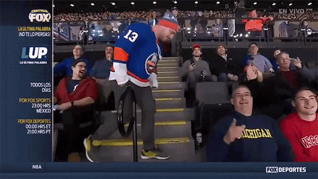 Tying Shoelace Fox Deportes GIF - Tying Shoelace Fox Deportes Down On One Knee GIFs