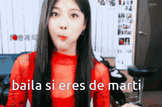 a woman in a red top says baila si eres de marti in spanish