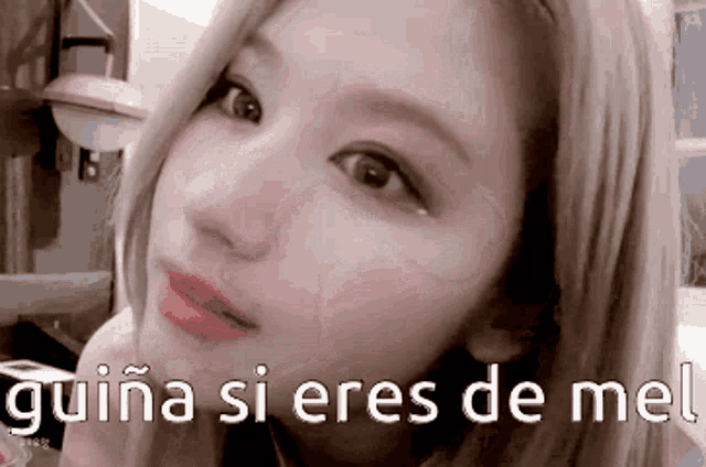 a close up of a woman 's face with the words guinea si eres de mel written on the bottom
