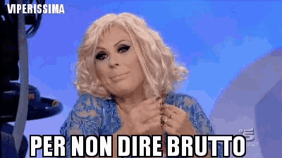 a woman with blonde hair says per non dire brutto