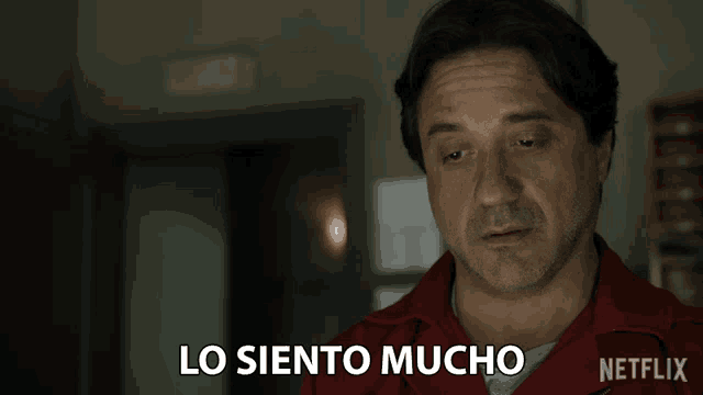 a man in a red shirt says lo siento mucho in spanish