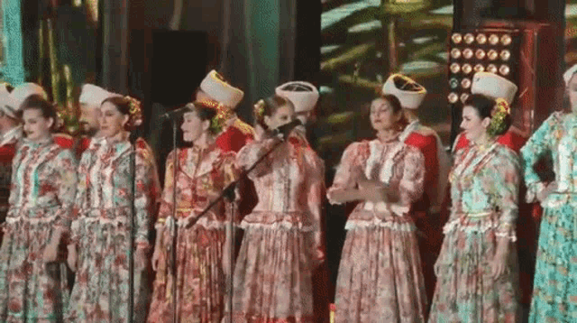 Performing Group Performance GIF - Performing Group Performance On Stage GIFs