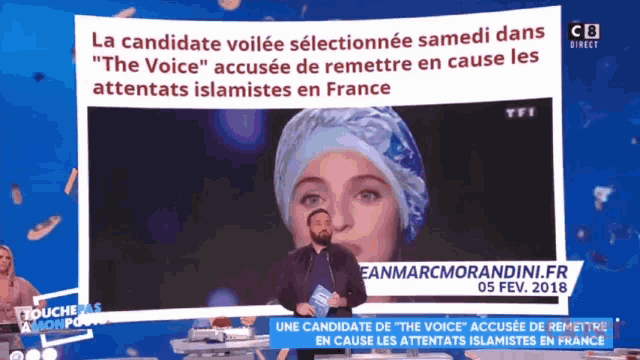 a man stands in front of a screen that says " la candidate voilée selectionne samedi dans "
