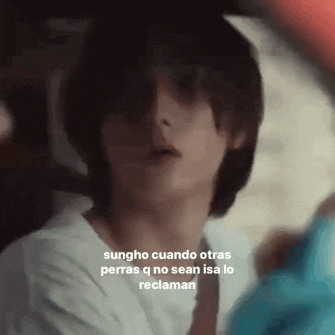 a close up of a person 's face with a caption that says cuando otras perras q no sean isa lo reclaman
