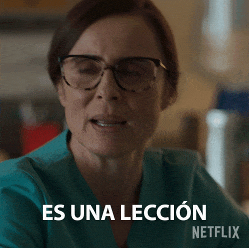 a woman wearing glasses says " es una lección " on a netflix ad