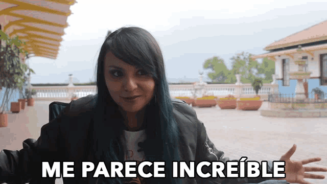 a woman with blue hair says me parece increible in spanish