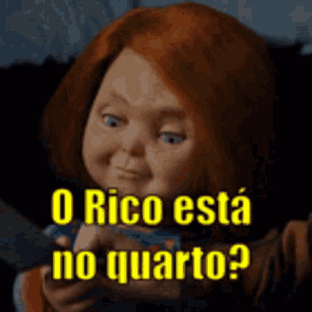 a picture of a doll with the words " o rico esta no quarto "