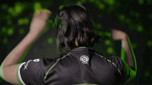 the back of a person wearing a black and green shirt with the letters ss on the back