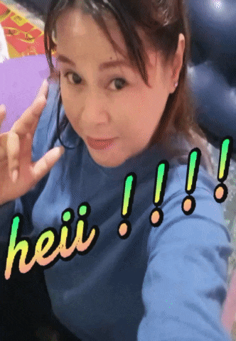 a woman taking a selfie with the words heii written on the bottom