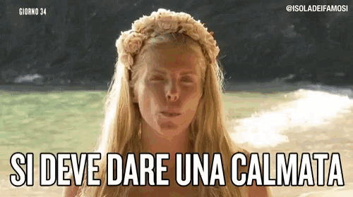 a blonde woman with a flower crown on her head says " si deve dare una calmata "