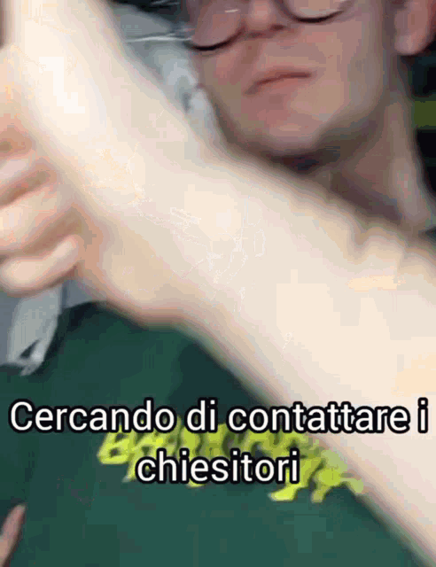 a close up of a person 's arm with the words " cercando di contatare i chiesitori " on the bottom