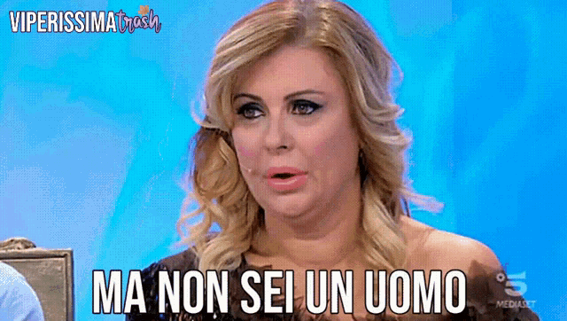 a woman says " ma non sei un uomo " on a blue background