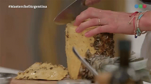 Cortando Piña Masterchef Argentina GIF - Cortando Piña Masterchef Argentina Pelando Fruta GIFs