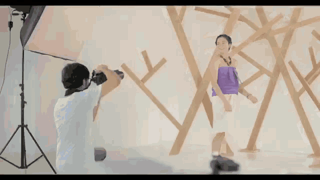a man is taking a picture of a woman with the words foto teruus in red