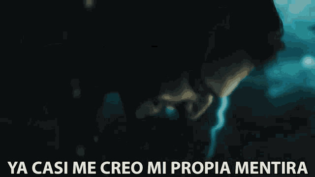 a close up of a man 's face with the words ya casi me creo mi propia mentira above him