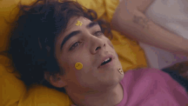 a man with stickers on his face and the words vamos para donde quieras below
