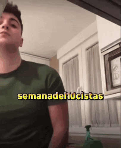a man in a green shirt is standing in a kitchen with the words semanadel10cistas written on the bottom