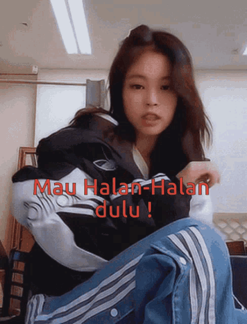 a picture of a girl with the words mau halal-halan dulu on it